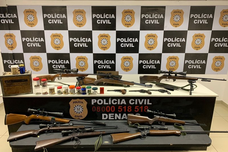 Arsenal com fuzis, carabinas, pistola e revólveres foi apreendido no bairro Belém Novo