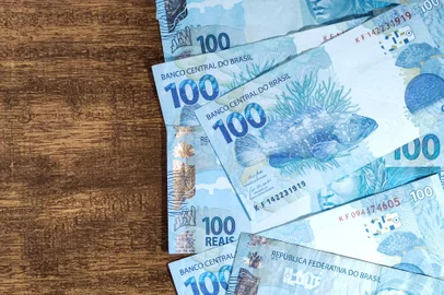 various money notes of 100 reais from brazil on a wood background. space for text. money from brazil. earn money. Real, Currency, Money, Dinheiro, Reais, Brasil.Fonte: 416524458<!-- NICAID(15794918) -->