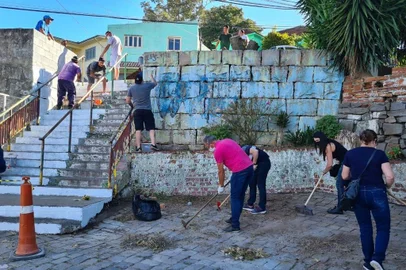 Bento Gonçalves implantou programa Prefeitura no Bairro. Equipes realizam serviços de limpeza, roçada, pintura, recolhimento de entulhos, desobstrução de boca de lobo e manutenção de estradas<!-- NICAID(14754757) -->