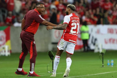 Porto Alegre, RS, Brasil, 29/09/2024 - SC Internacional vs EC Vitória pelo Campeonato Brasileiro 2024 no Estádio Beira-Rio, em Porto Alegre - Wesley, Técnico, Roger Machado. Foto: Jefferson Botega/Agência RBSIndexador: jeff botega<!-- NICAID(15878981) -->