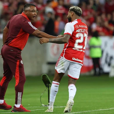 Porto Alegre, RS, Brasil, 29/09/2024 - SC Internacional vs EC Vitória pelo Campeonato Brasileiro 2024 no Estádio Beira-Rio, em Porto Alegre - Wesley, Técnico, Roger Machado. Foto: Jefferson Botega/Agência RBSIndexador: jeff botega<!-- NICAID(15878981) -->