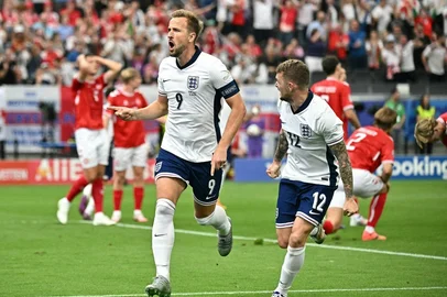JAVIER SORIANO / AFP Inglaterra de Harry Kane precisa vencer para avançar em primeiro no Grupo C.