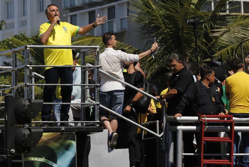 Rio de Janeiro (RJ) 21/04/2024 â O ex-presidente Jair Bolsonaro reÃºne apoiadores em manifestaÃ§Ã£o polÃ­tica na orla de Copacabana. Foto: Fernando FrazÃ£o/AgÃªncia Brasil<!-- NICAID(15741180) -->