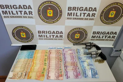 Um homem foi preso e um menor apreendido após assaltarem uma lotérica no centro de Ibirubá, no noroeste do Estado, na segunda-feira (21).<!-- NICAID(15516565) -->
