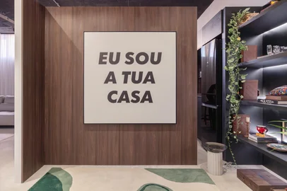 Obra de arte assinada por Felipe Morozini, no espaço "Tua Casa", da Poema Arquitetura, na CasaCor RS. A peça será leiloada em julho, pelo site Santayana, com renda destinada à reconstrução de escolas no Rio Grande do Sul.<!-- NICAID(16070938) -->