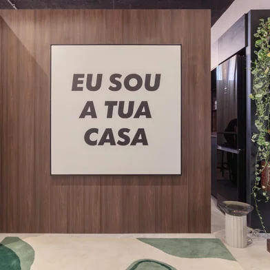 Obra de arte assinada por Felipe Morozini, no espaço "Tua Casa", da Poema Arquitetura, na CasaCor RS. A peça será leiloada em julho, pelo site Santayana, com renda destinada à reconstrução de escolas no Rio Grande do Sul.<!-- NICAID(16070938) -->