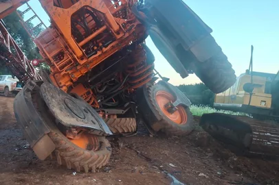 Acidente entre pulverizador agrícola e caminhonete provoca vazamento de defensivos e atinge córrego no norte gaúcho<!-- NICAID(16298150) -->