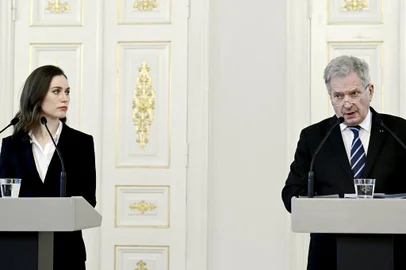 (FILES) This file photo taken on February 24, 2022 shows Finland's President Sauli Niinistö (R) and Finland's Prime Minister Sanna Marin addressing a press conference on Russia's invasion of Ukraine in Helsinki, Finland. - Finnish President Sauli Niinisto and Prime Minister Sanna Marin on May 12, 2022 expressed their support for NATO membership. "NATO membership would strengthen Finland's security. As a member of NATO, Finland would strengthen the entire defence alliance. Finland must apply for NATO membership without delay," they said in a joint statement. (Photo by Markku Ulander / Lehtikuva / AFP) / Finland OUTEditoria: WARLocal: HelsinkiIndexador: MARKKU ULANDERSecao: diplomacyFonte: LehtikuvaFotógrafo: STF<!-- NICAID(15093903) -->