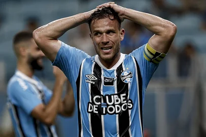 PORTO ALEGRE, RS, BRASIL, 02-02-2026: - Na arena, Grêmio enfrenta o Botafogo pela segunda rodada do Brasileirão 2026. Na foto, o técnico do Grêmio, Arthur. Fotos: Duda Fortes/Agencia RBS<!-- NICAID(16219016) -->