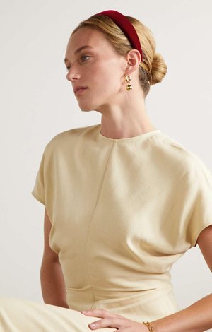 Net-a-porter e Jennifer Behr / Divulgação
