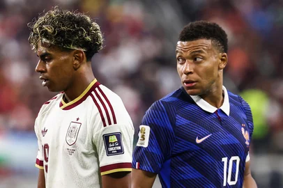 France's forward #10 Kylian Mbappe (R) reacts past Spain's forward #19 Lamine Yamal during the 2026 World Cup football tournament semi-final match between France and Spain at the Dallas Stadium in Arlington on July 14, 2026.  (Photo by FRANCK FIFE / AFP)Editoria: SPOLocal: ArlingtonIndexador: FRANCK FIFESecao: soccerFonte: AFPFotógrafo: STF<!-- NICAID(16327163) -->