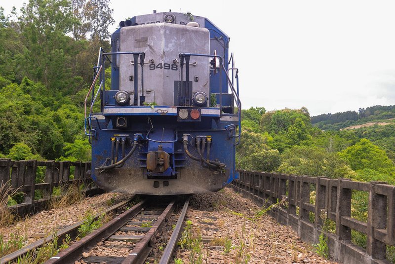 Vagões que transportavam combustível e que descarrilaram em Guaporé são retirados de ferrovia. Cerca de 60 mil litros teriam vazado. Foto: Neimar De Cesero / Agencia RBS<!-- NICAID(15272575) -->