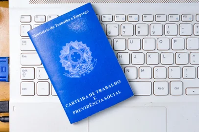 Carteira de trabalho, CTPS - Foto: XM4THX/stock.adobe.comFonte: 374055277<!-- NICAID(15812106) -->
