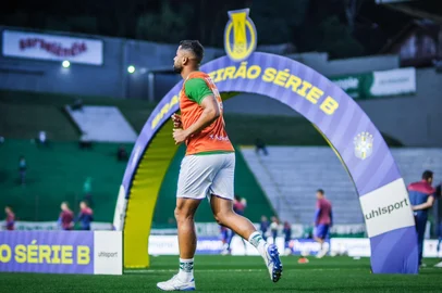 Aquecimento do Juventude em jogo da Série B 2026. Na foto, o zagueiro Rodrigo Sam.<!-- NICAID(16349434) -->