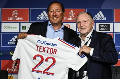 (FILES) Lyon football club president Jean-Michel Aulas (R) and US businessman John Textor (L) pose at the end of a press conference to announce the sell of a major stake of the club to Textor's Eagle Football Holdings, in Decines-Charpieu, near Lyon, on June 21, 2022. Former Lyon president Jean-Michel Aulas said on June 24, 2025, that the administrative demotion of Olympique Lyonnais by the DNCG was "a shock, a terrible blow for all those who love OL deeply", which he managed from June 1987 to December 2022. The club also announced on June 24, 2025, that they would "immediately" appeal against the DNCG's decision to demote them to L2, describing the decision by the financial watchdog of French professional football as "incomprehensible". (Photo by OLIVIER CHASSIGNOLE / AFP)Editoria: SPOLocal: Décines-CharpieuIndexador: OLIVIER CHASSIGNOLESecao: soccerFonte: AFPFotógrafo: STF<!-- NICAID(16067048) -->
