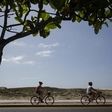 CAPAO DA CANOA, RS, BRASIL, 01-02-2022: Ciclovia de Capao da Canoa, na avenida Beira-Mar, proximo da praia, no litoral norte. (Foto: Mateus Bruxel / Agencia RBS)Indexador: Mateus Bruxel<!-- NICAID(15006673) -->