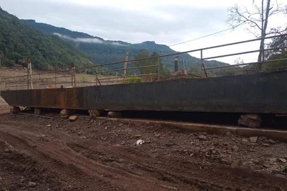Montagem de estrutura da balsa entre São Valentim do Sul e Santa Tereza deve ser concluída até o final desta semana<!-- NICAID(15816230) -->