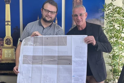 Com um orçamento de R$ 4,5 milhões, o diretor-presidente do Samae, João Uez, entregou ao secretário de Sistemas Penal e Socioeducativo, Jorge Pozzobom, o projeto de construção da rede de abastecimento de água da nova Penitenciária Estadual de Caxias do Sul. O ato aconteceu na sede do Samae, nesta segunda-feira (27). <!-- NICAID(16084876) -->