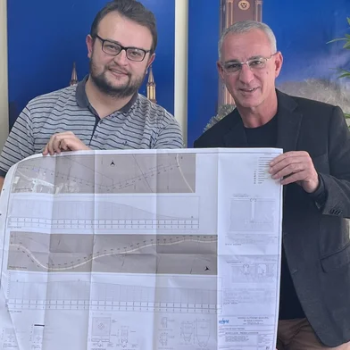 Com um orçamento de R$ 4,5 milhões, o diretor-presidente do Samae, João Uez, entregou ao secretário de Sistemas Penal e Socioeducativo, Jorge Pozzobom, o projeto de construção da rede de abastecimento de água da nova Penitenciária Estadual de Caxias do Sul. O ato aconteceu na sede do Samae, nesta segunda-feira (27). <!-- NICAID(16084876) -->