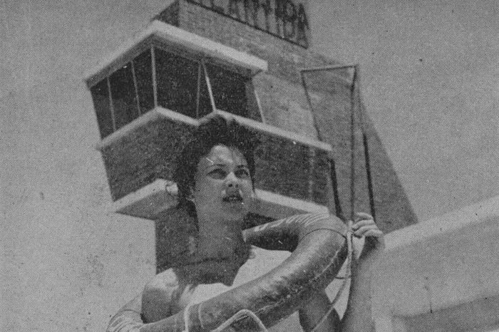 Vera Gomes em frente ao mirante, a casinha dos guarda-vidas de Atlântida, em 1955.