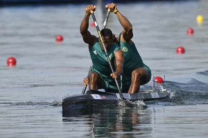 Brazil's Jacky Jamael Nascimento Godmann (L) and Brazil's Isaquias Guimaraes Queiroz compete in the men's canoe double 500m heats canoe sprint competition at Vaires-sur-Marne Nautical Stadium in Vaires-sur-Marne during the Paris 2024 Olympic Games on August 6, 2024. (Photo by Olivier MORIN / AFP)<!-- NICAID(15833563) -->