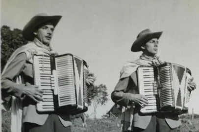 *** Irmãos Bertussi-RRigon ***Irmãos Bertussi. Dupla tradicionalista gaúcha, formada pelos irmãos Adelar Bertussi e Honeyde Bertussi. Na foto, a dupla Honeyde (E) e Adelar (D), em São Marcos, 1955. Fotografia sem crédito, acervo de Paulo Bertussi Fonte: Reprodução Fotógrafo: Acervo Paulo Bertussi<!-- NICAID(1049811) -->
