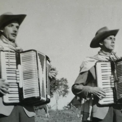 *** Irmãos Bertussi-RRigon ***Irmãos Bertussi. Dupla tradicionalista gaúcha, formada pelos irmãos Adelar Bertussi e Honeyde Bertussi. Na foto, a dupla Honeyde (E) e Adelar (D), em São Marcos, 1955. Fotografia sem crédito, acervo de Paulo Bertussi Fonte: Reprodução Fotógrafo: Acervo Paulo Bertussi<!-- NICAID(1049811) -->