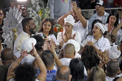 Rio de Janeiro (RJ), 09/08/2025 - Familiares e pessoas participam do velório do sambista Arlindo Cruz, na quadra da escola de Samba Império Serrano. Foto: Tânia Rêgo/Agência BrasilLocal: Rio de JaneiroIndexador: TÃ¢nia RÃªgo/AgÃªncia BrasilFonte: AgÃªncia Brasil/Empresa Brasil dFotógrafo: RepÃ³rter FotogrÃ¡fico<!-- NICAID(16098317) -->