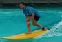 Arthur, do Grêmio, faz treino de surfe em Santa Catarina