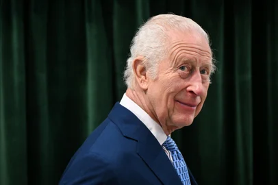 Britain's King Charles III reacts as he visits the Coronation Food Project hub, located at the Deptford Trading Estate, in southeastern London, on November 14, 2024, during the centre inauguration. To celebrate his 76th birthday and the first anniversary of the Coronation Food Project, the King opened the initiatives first two Coronation Food Hubs  one in person and one virtually. The hubs are major distribution centres, designed to save and circulate surplus food and to support communities in need. (Photo by JUSTIN TALLIS / POOL / AFP)Editoria: LIFLocal: LondonIndexador: JUSTIN TALLISSecao: imperial and royal mattersFonte: POOLFotógrafo: STF<!-- NICAID(15913966) -->