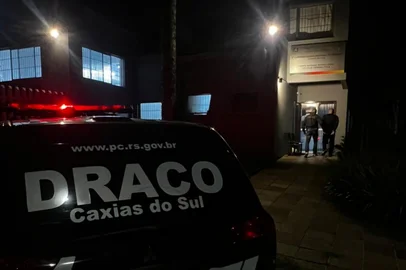 Motorista de aplicativo é liberado após ficar preso durante três semanas por engano em caso de latrocínio em Caxias. Erro foi reconhecido após Polícia Civil prender outro homem, de 44 anos, natural da Colômbia, por suspeita de matar idosa por esganadura e levar celular da vítima.<!-- NICAID(16268615) -->