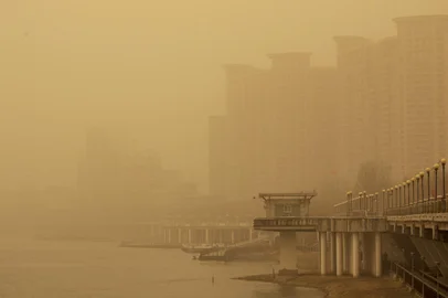 A general view shows buildings next to the Songhua River during a sandstorm in Jilin, in China's northeastern Jilin province on March 22, 2023. (Photo by AFP) / China OUTEditoria: ENVLocal: JilinIndexador: STRSecao: environmental politicsFonte: AFPFotógrafo: STR<!-- NICAID(15382094) -->