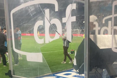 Após expulsãoCentroavante do Flamengo quebra a cabine do VAR na Arena do Grêmio Carlinhos foi expulso no segundo tempo da partida por lance com Kannemann<!-- NICAID(15873222) -->