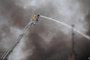 Um incêndio de grandes proporções atinge um depósito de uma indústria de Canoas, na Região Metropolitana, na tarde desta quarta-feira (6). Equipes do corpo de Bombeiros atendem a ocorrência na Rua Aurora, bairro Marechal Rondon. Conforme informações iniciais, o local armazena materiais em papelão e plástico. Ainda não há relato de feridos. - Foto: Camila Hermes/Agência RBS<!-- NICAID(15618398) -->