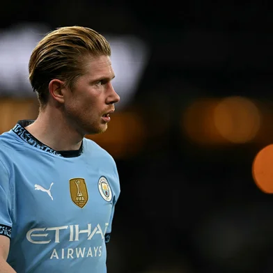 (FILES) Manchester City's Belgian midfielder #17 Kevin De Bruyne looks on during the English Premier League football match between Manchester City and Manchester United at the Etihad Stadium in Manchester, north west England, on December 15, 2024. Manchester City midfielder Kevin De Bruyne confirmed on Friday, April 4, that he will leave the club at the end of the season. (Photo by Paul ELLIS / AFP) / RESTRICTED TO EDITORIAL USE. No use with unauthorized audio, video, data, fixture lists, club/league logos or 'live' services. Online in-match use limited to 120 images. An additional 40 images may be used in extra time. No video emulation. Social media in-match use limited to 120 images. An additional 40 images may be used in extra time. No use in betting publications, games or single club/league/player publications. / <!-- NICAID(16010067) -->