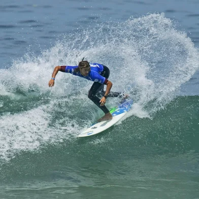 Surfista Rafael Becker em performance na etapa Brasil do WCT na praia da Joaquina em Florianópolis.#PÁGINA:68Surfing. Fosterís Association of Surfing Professionals (ASP) Menís World Tour. Nova Schin Brazil, 1-10 November 2004, Joaquina Beach, Florianopolis, Brazil.Thursday, November 04, 2004Wildcard Rafael Becker (Bra) (pictured) caused a sensational upset when he sidelined reigning two times ASP world champion Andy Irons (Haw) to the losers round of the Nova Schin Festival at Florianopolis, Brazil today. Becker, who had strong local support from the crowds on the beach, advanced directly to round three. The Nova Schin Brazil is the tenth of 12 events on the 2004 Fosterís menís ASP World Championship Tour (WCT) and features the top 45 surfers in world and three wild card surfers.            Picture credit: © ASP KarenPhotographer: Karen Wilson karenwilson@aspworldtour.com Fonte: © ASP Karen Fotógrafo: © 2004 Pierre Tostee<!-- NICAID(1622588) -->
