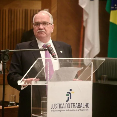 Vice-presidente do Supremo Tribunal Federal (STF), ministro Edson Fachin, durante aula magna da faculdade de Direito da UFRGS no Tribunal Regional do Trabalho da 4ª Região (TRT4).<!-- NICAID(15919312) -->