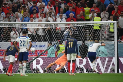 England's forward #09 Harry Kane (R) scores his team's first goal from the penalty spot during the Qatar 2022 World Cup quarter-final football match between England and France at the Al-Bayt Stadium in Al Khor, north of Doha, on December 10, 2022. (Photo by FRANCK FIFE / AFP)Editoria: SPOLocal: Al KhorIndexador: FRANCK FIFESecao: soccerFonte: AFPFotógrafo: STF<!-- NICAID(15292191) -->