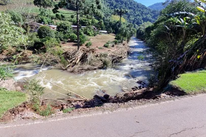 Está definida a empresa responsável pelas obras de contenção na Estrada do Vinho, na região da Vila Cristina e do 1º Distrito. A Top Serviços Ltda, de Caxias do Sul, foi a vencedora do certame com a proposta no valor de R$ 920 mil. O teto orçamentário previsto era de R$ 1.043 milhão. O montante será pago com recursos do Governo Federal, obtido por meio do Sistema Integrado de Informações sobre Desastres (S2iD). <!-- NICAID(16041815) -->