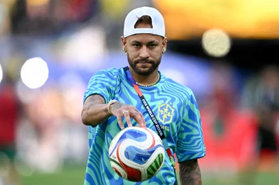 Brazil's forward #10 Neymar gestures during a warm up ahead of the 2026 World Cup Group C football match between Brazil and Morocco at the New York/New Jersey Stadium in East Rutherford on June 13, 2026. (Photo by Mauro PIMENTEL / AFP)<!-- NICAID(16305796) -->
