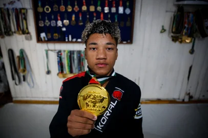 PORTO ALEGRE, RS, BRASIL - 2022.11.22 - Aos 14 anos, Felipe Fagundes ganhou o Abu Dhabi World Youth Champion de Jiu Jitsu. Ele treina todos os dias com o Alexandre Jaca, responsável pelo projejto social Jaca Team Guetho Kids, que funciona no mesmo espaço que sua estofaria, na Av. Bento Gonçalves. (Foto: ANDRÉ ÁVILA/ Agência RBS)<!-- NICAID(15272991) -->