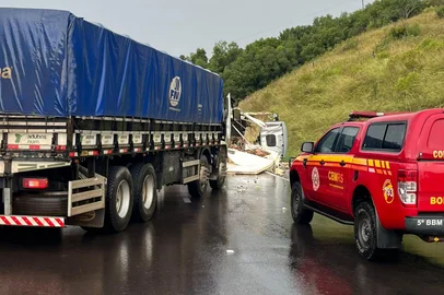 Acidente entre caminhões deixa o trânsito em pista na BR-116, em Vacaria<!-- NICAID(16238818) -->