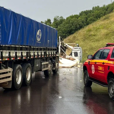 Acidente entre caminhões deixa o trânsito em pista na BR-116, em Vacaria<!-- NICAID(16238818) -->