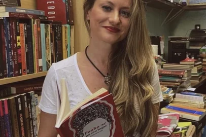 Na programação do Agosto Lilás, promovida pela Câmara de Vereadores de Caxias do Sul, ocorre nesta quinta-feira (24), às 19h. Vai rolar uma Roda de conversa na livraria Do Arco da Velha, com a participação da escritora caxiense Geneviève Faé.<!-- NICAID(15516581) -->