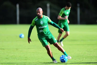 CAXIAS DO SUL, RS, BRASIL, 28/03/2023. Treino do Juventude no Centro de Formação de Atletas e Cidadãos (Cfac). O Ju se prepara para a Série B do Campeonato Brasileiro 2023. Na foto, lateral esquerdo Romário. (Porthus Junior/Agência RBS)Indexador:                                 <!-- NICAID(15387858) -->