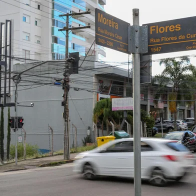 Nas últimas duas semanas, entre 8 e 20 de abril, seis locais foram alvo de furtos ou roubos na Rua Moreira César, em Caxias do Sul. Dentre eles, quatro estabelecimentos comerciais, sendo duas farmácias, uma residência e uma empresa, todas localizadas no bairro Pio X, nas proximidades com o cruzamento da Rua Flores da Cunha. As ocorrências geraram insegurança aos moradores e acenderam o alerta nas forças de segurança do município. (Neimar De Cesero/Agência RBS)<!-- NICAID(15745125) -->