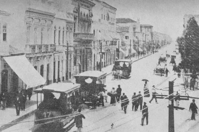 Rua dos Andradas, ao lado da Praça da Alfândega, na década de 1890<!-- NICAID(15820720) -->