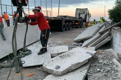 Um caminhão tombou na BR-116, na altura do km 259, no viaduto próximo à Refinaria Alberto Pasqualini (Refap), no limite entre Canoas e Esteio, na Região Metropolitana.<!-- NICAID(16264508) -->