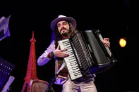 Acordeonista Fernando Ávila, no show Meia-Noite em Paris.<!-- NICAID(16098438) -->