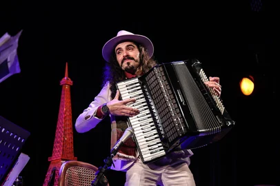 Acordeonista Fernando Ávila, no show Meia-Noite em Paris.<!-- NICAID(16098438) -->